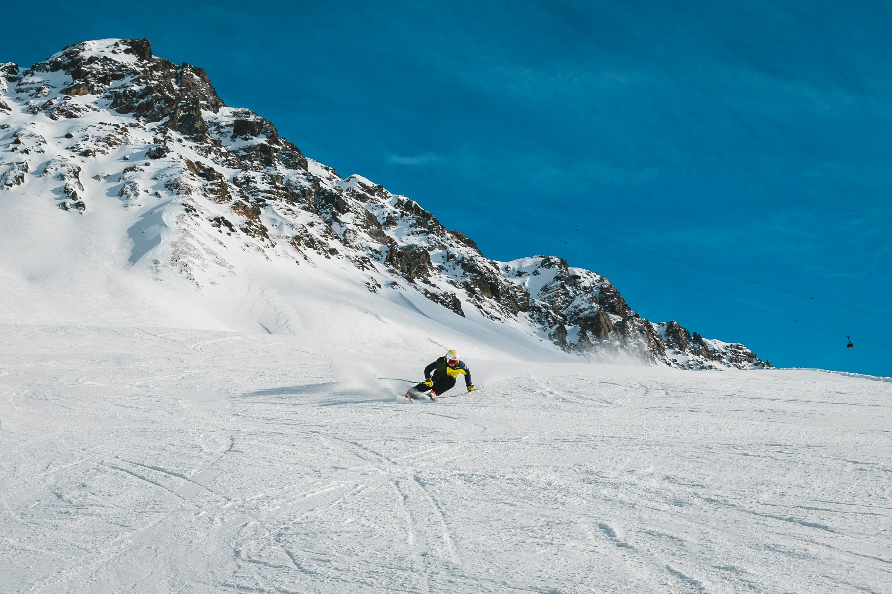 Skifahrer im Schweizer Alpenpanorama